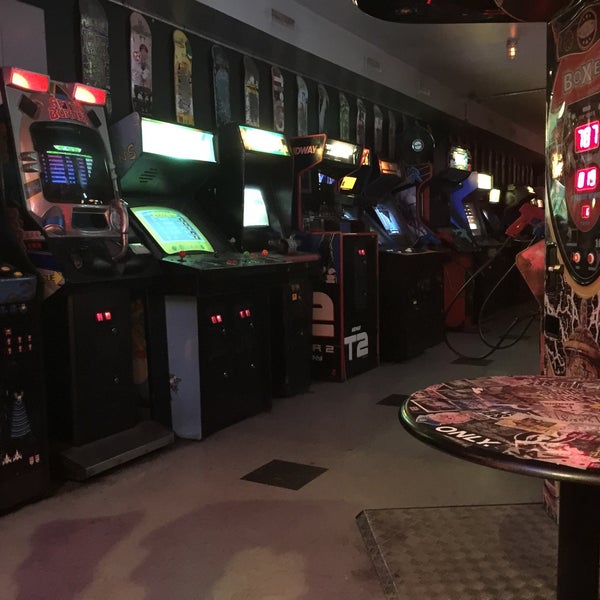Foto diambil di Two-Bit&#39;s Retro Arcade oleh Charles M. pada 5/25/2016