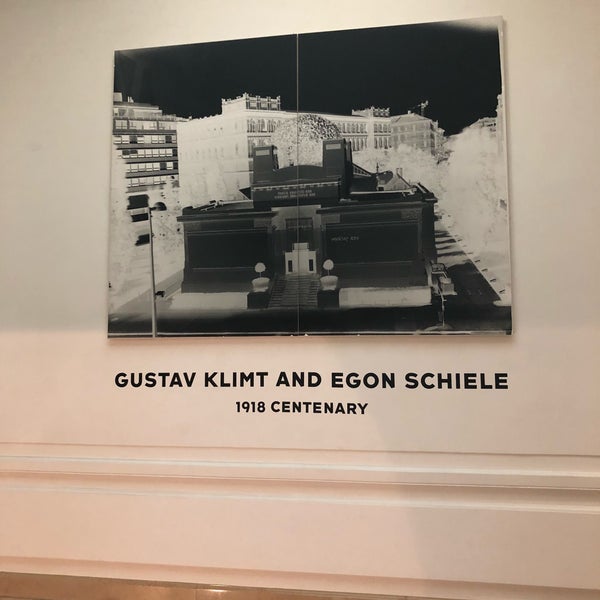 Foto diambil di Neue Galerie oleh Daewook Ban pada 8/3/2018