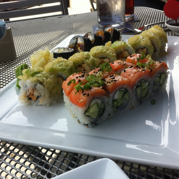 Foto tirada no(a) Blue Sushi Sake Grill por Brad L. em 4/26/2013