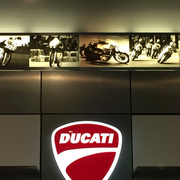 Снимок сделан в Ducati Triumph New York пользователем The Tiny TieRant 2/13/2015