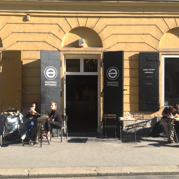 Говорят, это лучшая кофейня в Будапеште. Основана тремя парнями, которые первыми стали заниматься профессиональной обжаркой. Один из них — чемпион мира в конкурсе бариста. Кофе хорош.