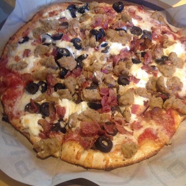 รูปภาพถ่ายที่ Pieology Pizzeria โดย Blake M. เมื่อ 9/16/2014