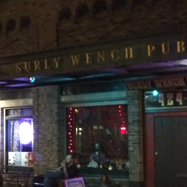 รูปภาพถ่ายที่ Surly Wench Pub โดย Gary M. เมื่อ 11/27/2013