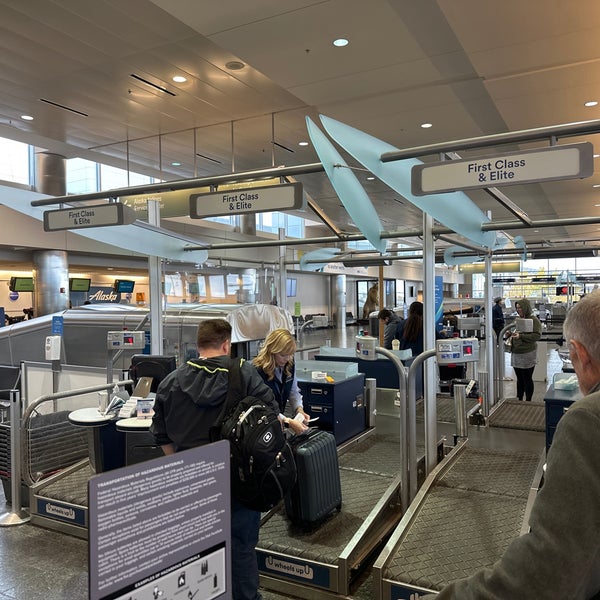 Alaska Airlines Ticket Counter Anchorage International Airport'da