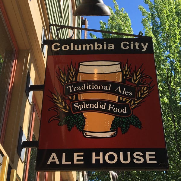 Foto tirada no(a) Columbia City Ale House por Gary M. em 5/9/2016