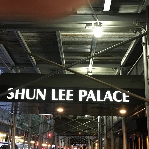 Foto tirada no(a) Shun Lee Palace por Travis D. em 9/19/2016