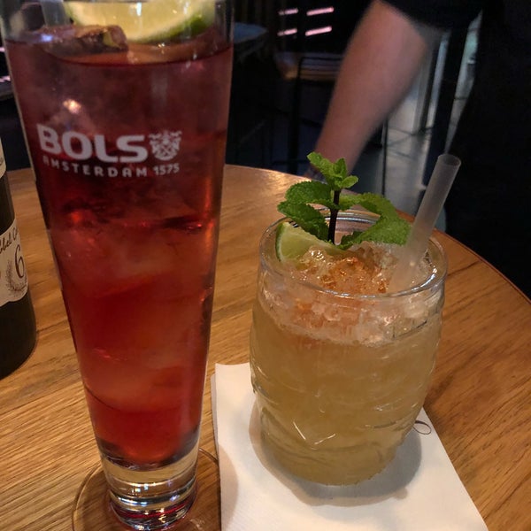 รูปภาพถ่ายที่ House of Bols Cocktail &amp; Genever Experience โดย Julie Y. เมื่อ 5/27/2018