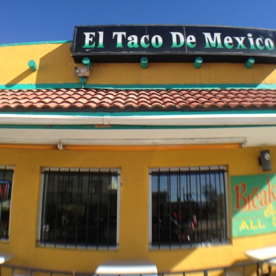 Foto scattata a El Taco De Mexico da Diane M. il 2/16/2013