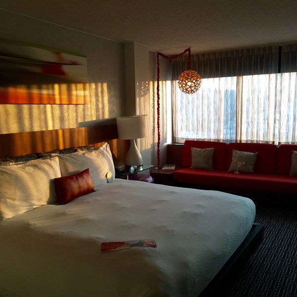 10/1/2015 tarihinde Shawna C.ziyaretçi tarafından Hotel Derek'de çekilen fotoğraf