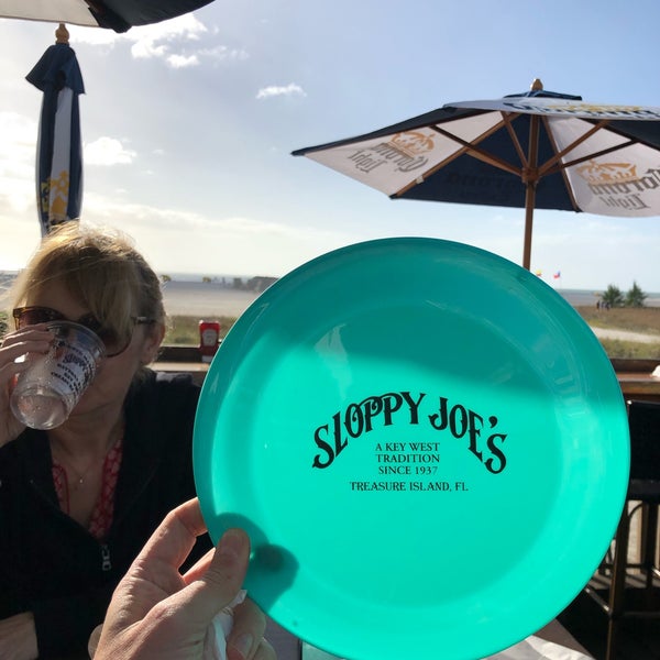 รูปภาพถ่ายที่ Sloppy Joe&#39;s On The Beach โดย Niklas W. เมื่อ 12/25/2019