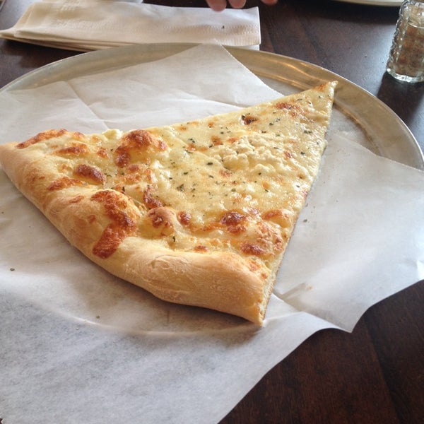 รูปภาพถ่ายที่ Rosco&#39;s Pizza โดย Tessa N. เมื่อ 5/4/2014