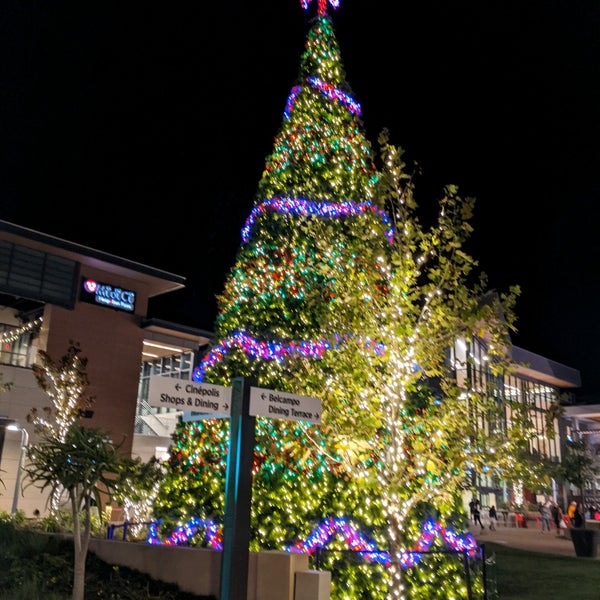 12/24/2019 tarihinde Moo C.ziyaretçi tarafından Hillsdale Shopping Center'de çekilen fotoğraf