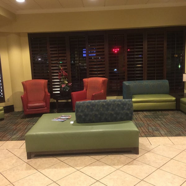 Foto diambil di Rosen Inn at Pointe Orlando oleh Thomas K. pada 10/18/2015