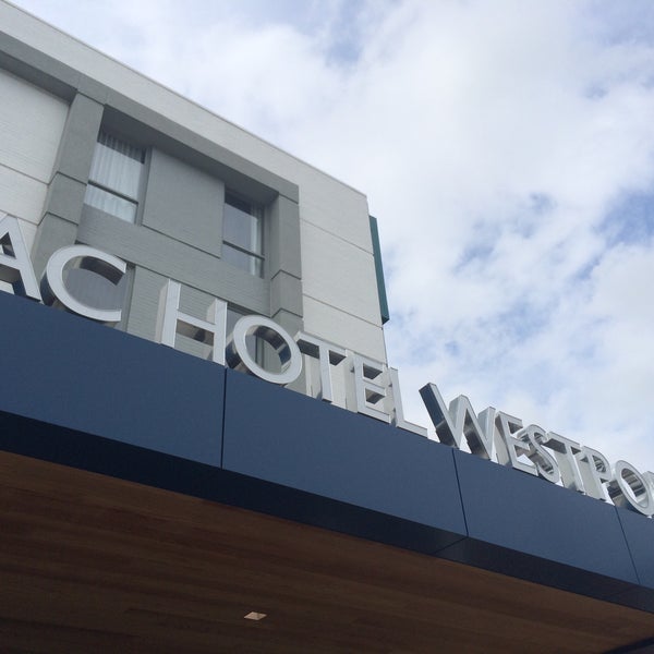 Снимок сделан в AC Hotel by Marriott Kansas City Westport пользователем Carolyn A. 5/15/2015