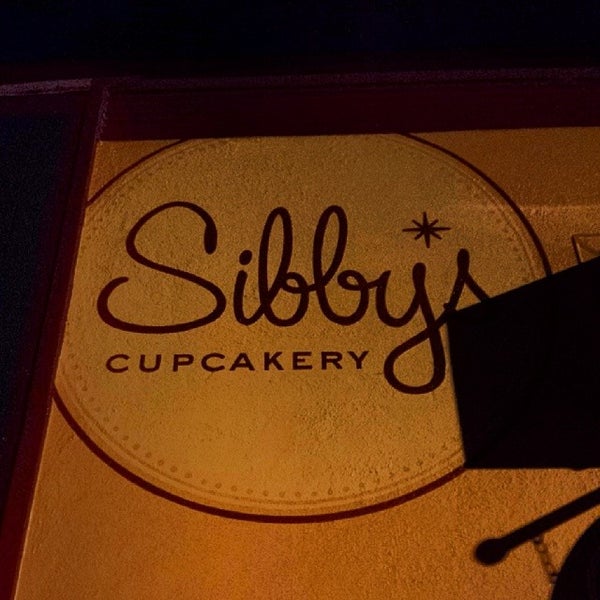 3/27/2014에 Anthony V.님이 Sibby&#39;s Cupcakery에서 찍은 사진