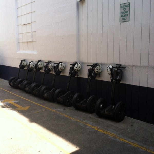 Das Foto wurde bei Electric Tour Company Segway Tours: San Francisco Wharf von JB D. am 4/2/2013 aufgenommen