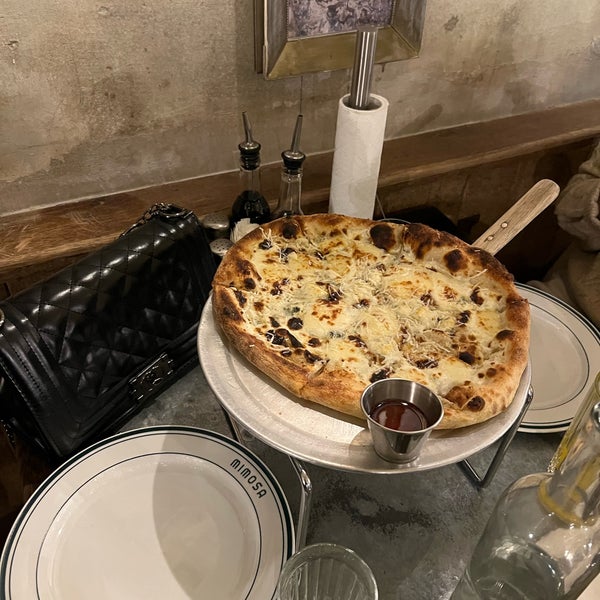 Снимок сделан в Mimosa Brooklyn Pizza пользователем Olia S. 2/5/2022