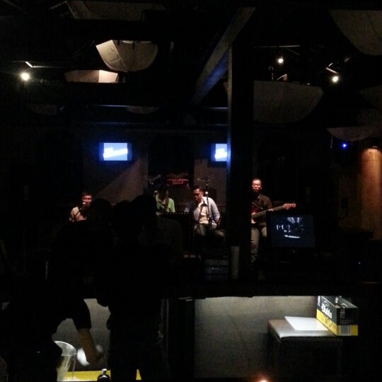 Foto diambil di UMBRA Bar &amp; Lounge oleh Dicky H. pada 5/8/2013