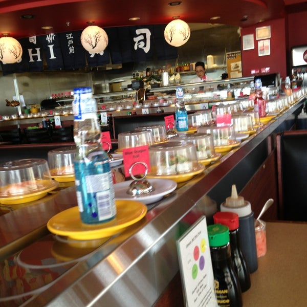 Foto tirada no(a) KiKu Revolving Sushi por Freek B. em 3/15/2013