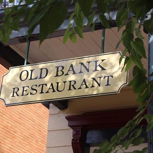 Das Foto wurde bei Old Bank Restaurant &amp; Bar von Ryan M. am 12/5/2013 aufgenommen