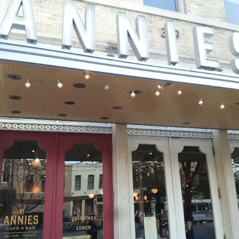 รูปภาพถ่ายที่ Annies Café &amp; Bar โดย Wesley F. เมื่อ 2/21/2013