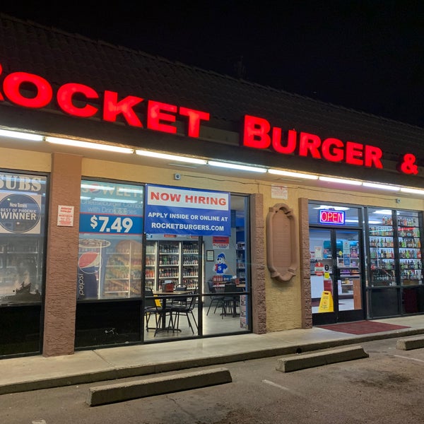 รูปภาพถ่ายที่ Rocket Burger โดย The T. เมื่อ 10/6/2020