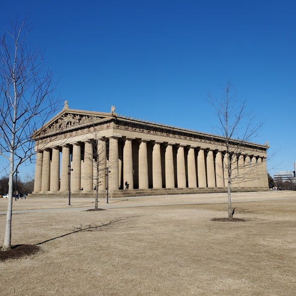 Foto tirada no(a) The Parthenon por Adrienne C. em 1/27/2023