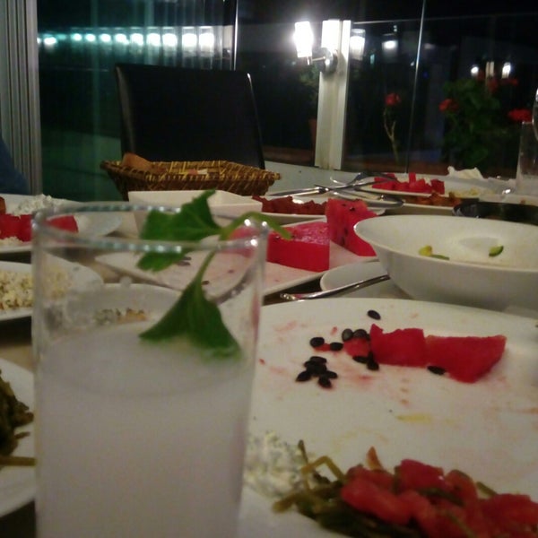Foto scattata a Rumeli Baharı Restaurant da Emre il 8/17/2017