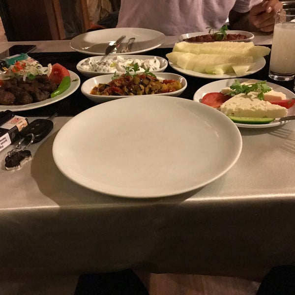 Foto diambil di Safir Konak Hotel &amp; Restaurant oleh Mehmet U. pada 10/3/2021