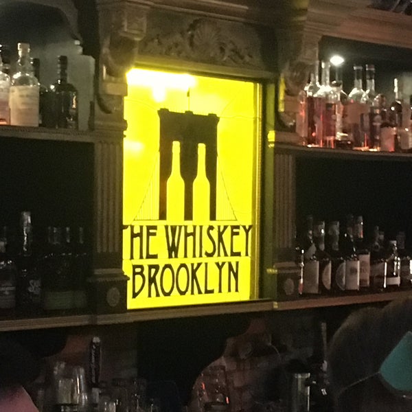 10/14/2017 tarihinde Anna Q.ziyaretçi tarafından The Whiskey Brooklyn'de çekilen fotoğraf
