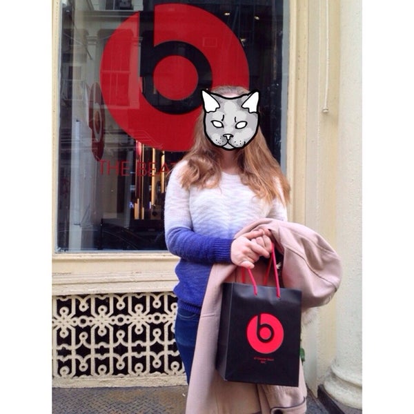 Das Foto wurde bei Beats By Dre Store von Liza M. am 3/12/2014 aufgenommen