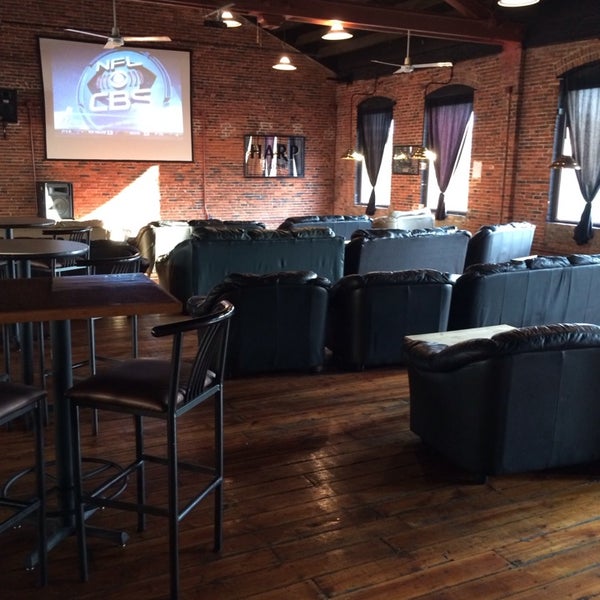 Was in Baltimore from Buffalo and came to The Horse With No Name for a Bills game (upstairs). Seriously felt like I was in Buffalo. Not to mention they have couches and recliner-like chairs.