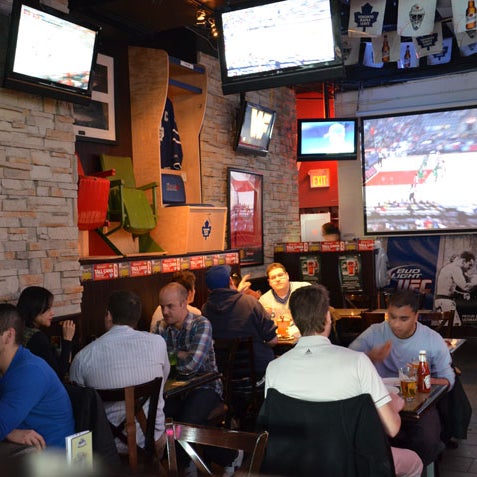 10/30/2014 tarihinde Hoops Sports Bar &amp; Grill- Bremnerziyaretçi tarafından Hoops Sports Bar &amp; Grill- Bremner'de çekilen fotoğraf