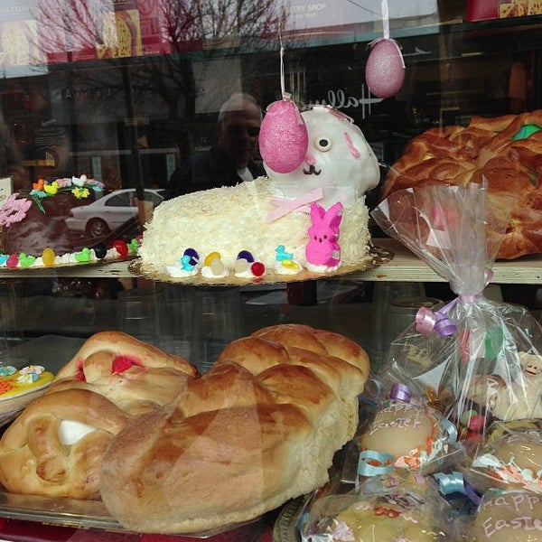 3/31/2013에 Daniel B.님이 LaGuli Pastry Shop에서 찍은 사진