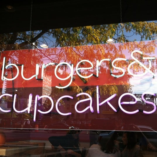 Das Foto wurde bei Burgers &amp; Cupcakes von @Dayngr am 10/20/2012 aufgenommen