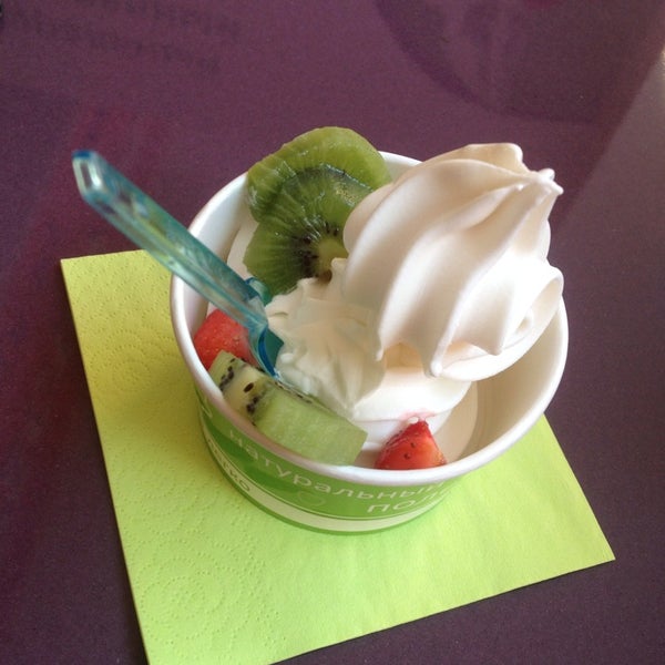 Снимок сделан в YOGU кафе, натуральный замороженный йогурт пользователем Anna T. 8/31/2013