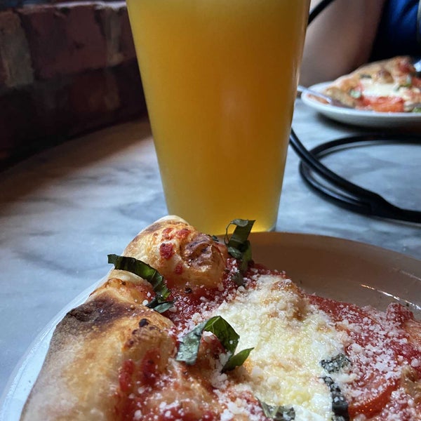 Foto tomada en Old Town Pizza &amp; Brewing  por Cole V. el 8/14/2022