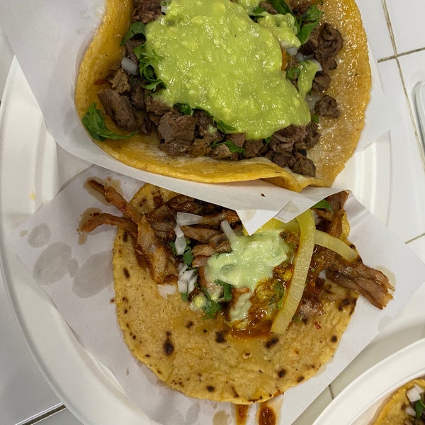 Foto diambil di Los Tacos No. 1 oleh Heidi L. pada 4/24/2024