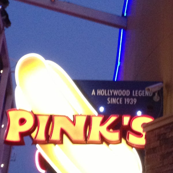 รูปภาพถ่ายที่ Pink&#39;s Hot Dogs โดย Venice B. เมื่อ 5/13/2013