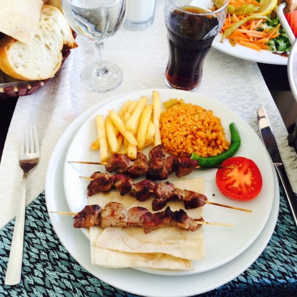 Снимок сделан в Gurmeet Pide &amp; Lahmacun Restaurant пользователем Furkan Ç. 4/29/2015