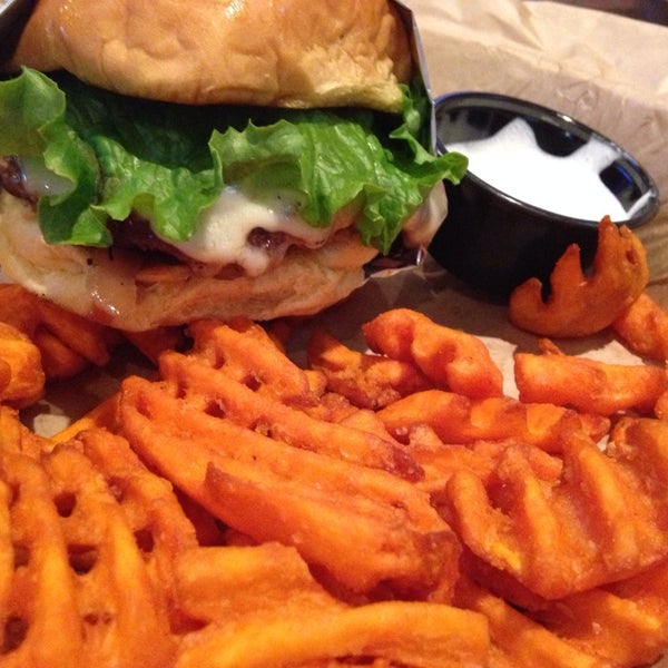 4/26/2014 tarihinde Ben B.ziyaretçi tarafından Burger U'de çekilen fotoğraf