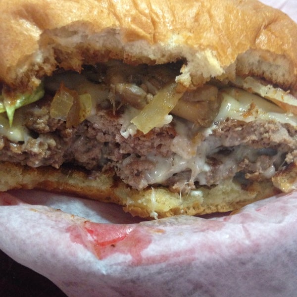 6/1/2014にBen B.がBeth&#39;s Burger Barで撮った写真