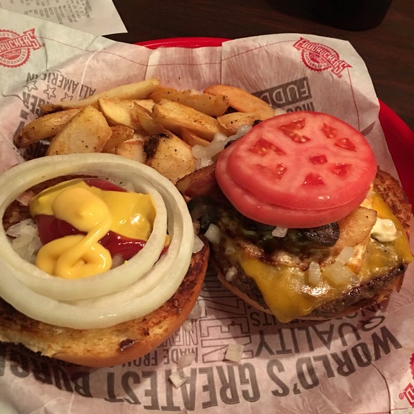 Photo taken at Fuddruckers by Tomas S. on 3/28/2017