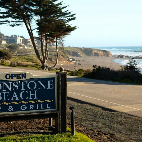 10/31/2014 tarihinde Moonstone Beach Bar &amp; Grillziyaretçi tarafından Moonstone Beach Bar &amp; Grill'de çekilen fotoğraf