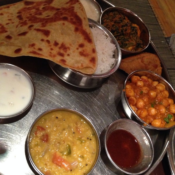 Das Foto wurde bei Pongal Kosher South Indian Vegetarian Restaurant von Shizuka M. am 5/3/2014 aufgenommen