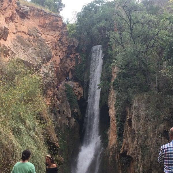 El parque es una maravilla de la naturaleza. Verde y agua por todas partes. El Monasterio bien merece la visita.