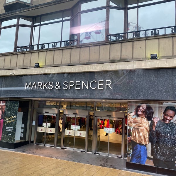 Foto diambil di Marks &amp; Spencer oleh Caroline B. pada 11/7/2019