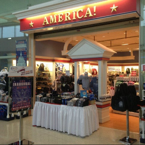 Photo taken at Food and Shops at IAD Airport by Venny F. V. on 6/28/2013