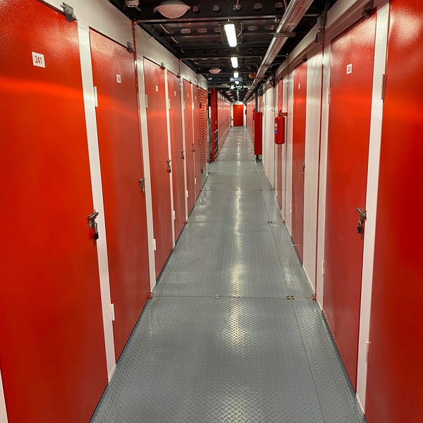 Self storage. Бокс склад. Red box москва. Ред бокс склад. Склад red box.