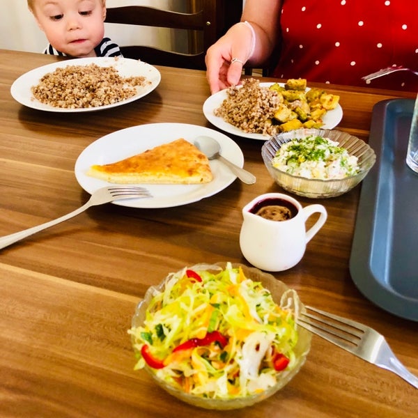 семья за столом. семейный ужин.